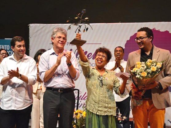 Ex-vereadora e ativista Paula Frassinete recebendo o Prêmio Ceci Melo 2017